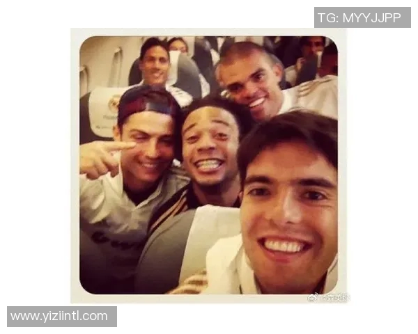 足球明星父子同框高清照片展现亲情与运动激情的完美结合